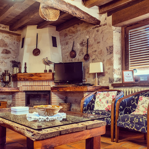 Casa Rural La Fuente del Poval en la provincia de Segovia, para 8 personas. Con billar, futbolín, WIFI, barbacoa y chimenea. - Thumbnail