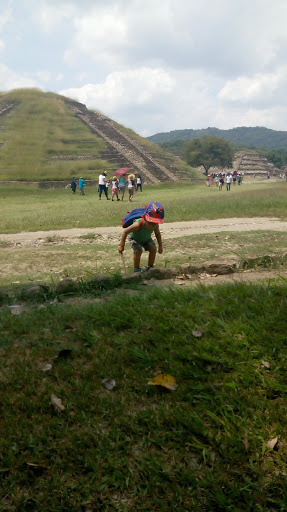 estatua De Un Volador De Papantla - Thumbnail