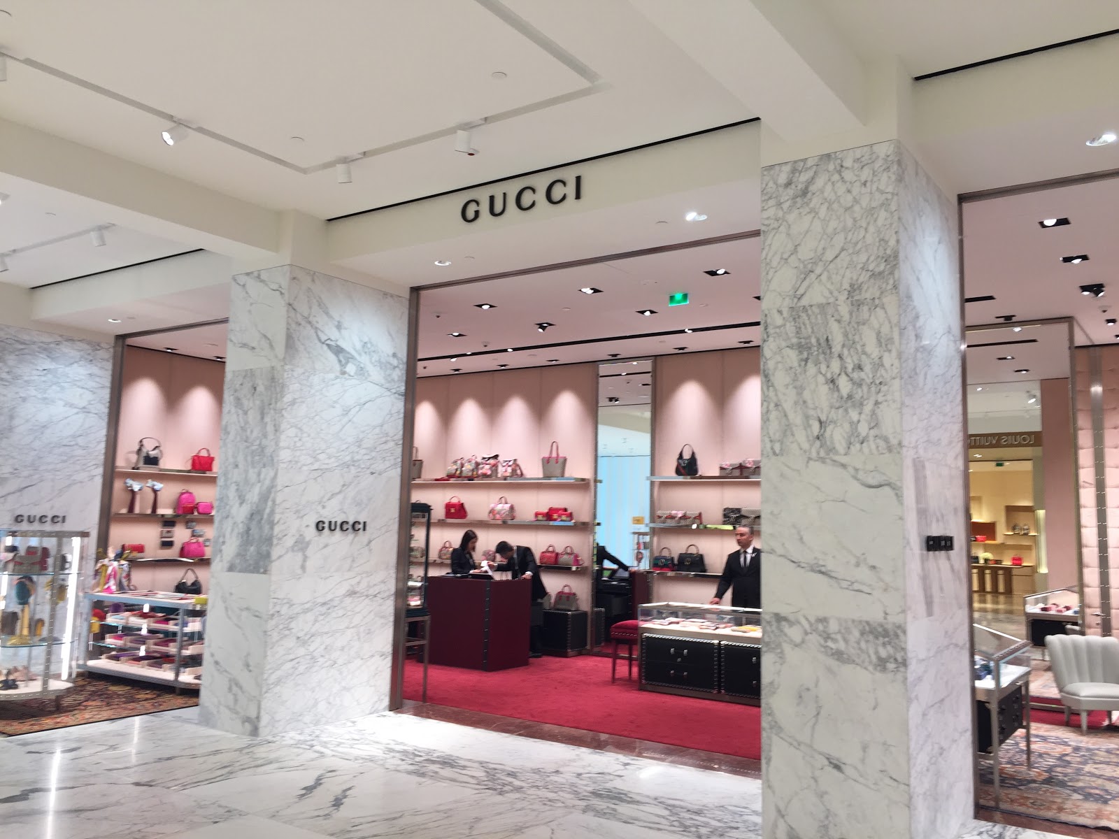 Onderling verbinden stapel Assimilatie Tripify - Gucci de Bijenkorf, Amsterdam