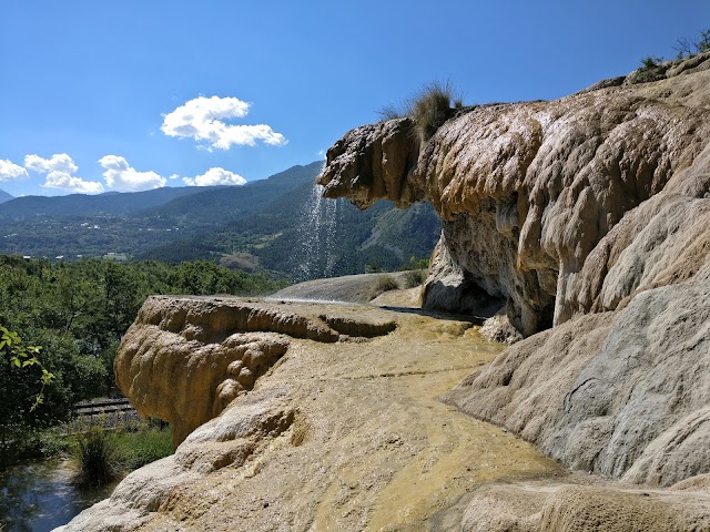 Fontaine Pétrifiante De Réotier