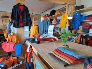 Photo n°8 de MAISON COLAS - Hangar du Marin à Combrit (Magasin de vêtements)