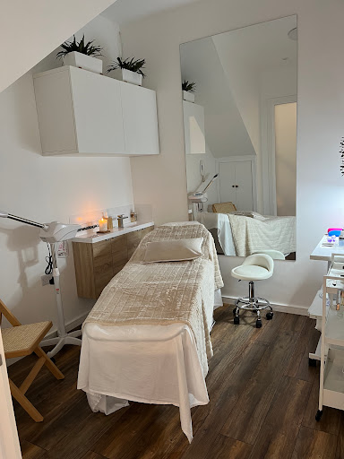 The White Room Beauty Lounge