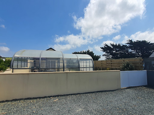 Photo de Gîte Mer et piscine: Location de vacances en bord de mer avec piscine couverte et chauffée face à Jersey - Manche Normandie à Surtainville (50270)