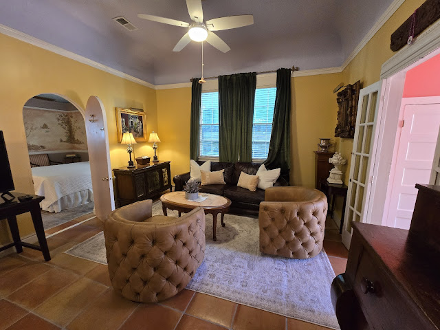 B & W Courtyards Inn by null