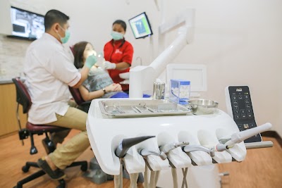 Photos of Dentin - Dental Innovation (drg Samuel Wijaya Kusuma Prayitno, Sp.KG & drg Elsa Indra Lukmantono)
