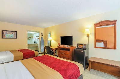 Econo Lodge Inn & Suites