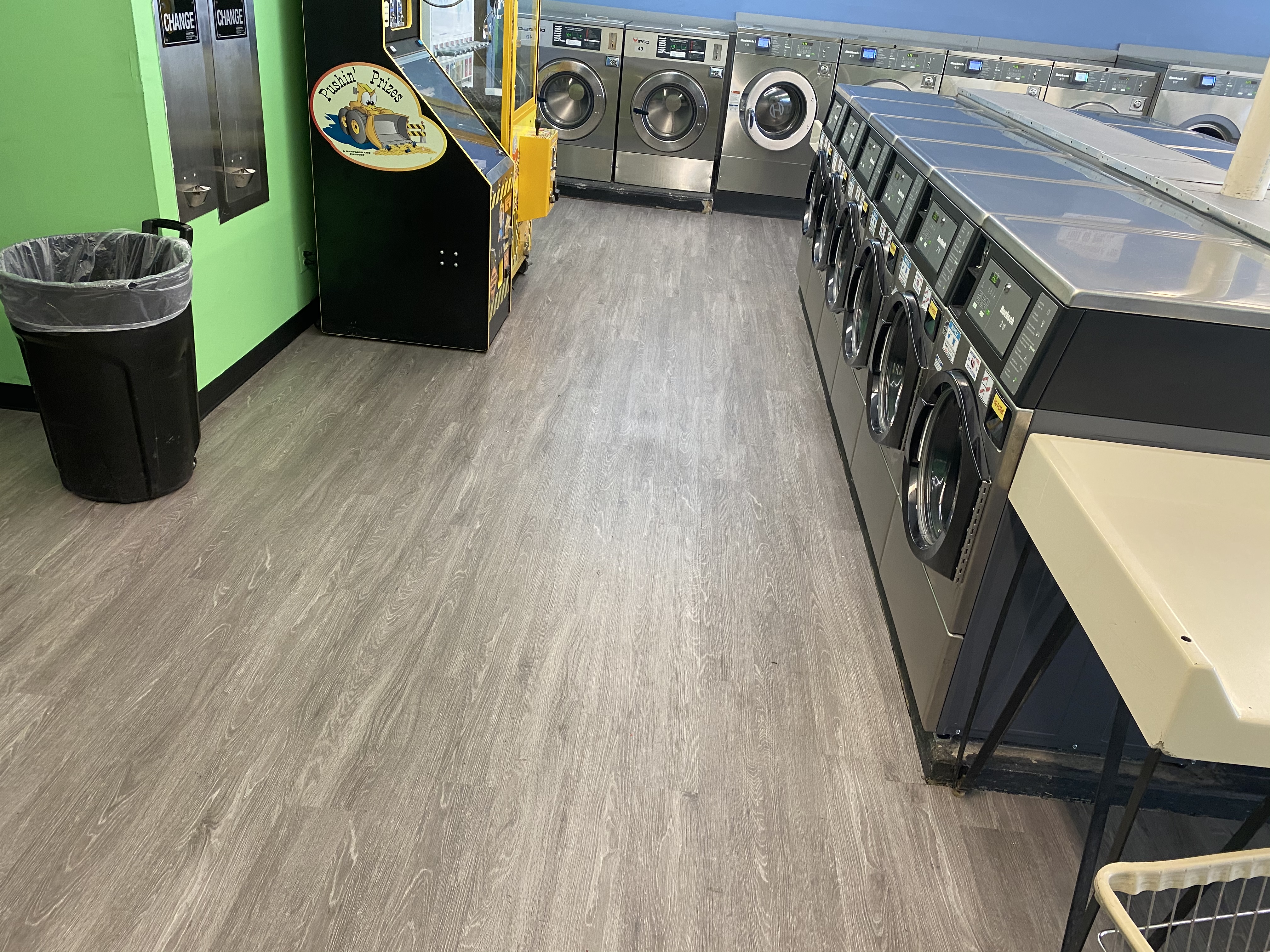 Royal Laundromat facility with washing machines in Scranton