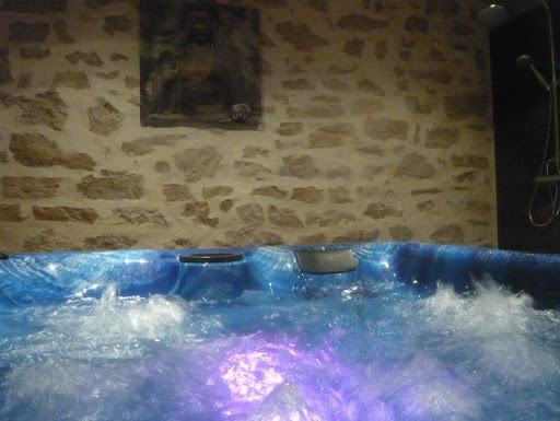 Photo de GÎTES & BIEN-ETRE : 2 Gîtes avec cheminée & jacuzzi ; 1 chalet avec un sauna - Région Lacs & Cascades, ski, Haut-Jura.