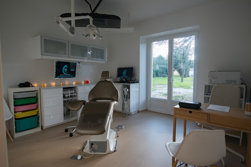 Photo de Dr Adeline POURKIER Orthodontie à Lesparre-Médoc