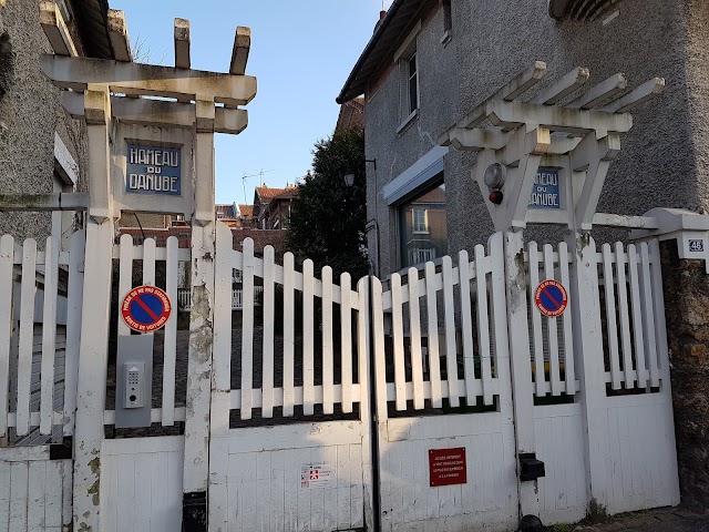 Square de la Butte du Chapeau Rouge