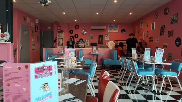 Le Cartoon's Cafe