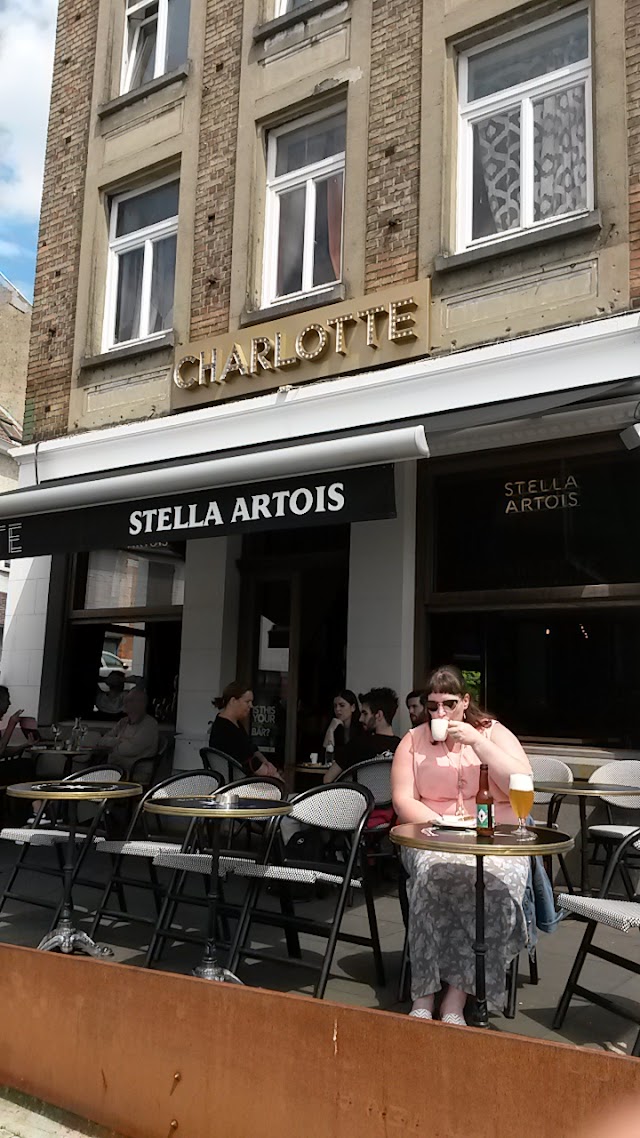 Charlotte Café - Boire & Manger