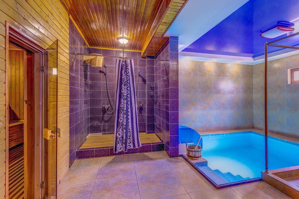 Банный комплекс кело. Лачи загородный клуб бани. Дом в селе баня бассейн свой сауна самовар. Банный комплекс дома. Баня за городом.