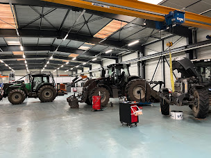 Photo n°6 de CAM - Valtra à Longué-Jumelles (Fournisseur de matériel agricole)