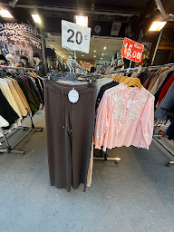 Photo n°21 de VINTAGE MANIA Boutique de prêt-à-porter Femme & homme à Paris Châtelet- Les Halles. à Paris (Magasin de vêtements vintage)