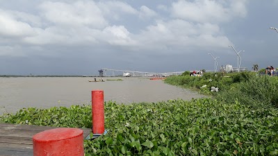 Photos of Avenida del R&iacute;o Park