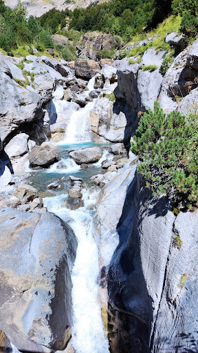 Cascada de La Larri Gallery - Spain