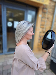 Photo n°31 de COULEURS DU TEMPS salon de coiffure - Extensions - lissage à Porte des Pierres Dorées (Perruquier)