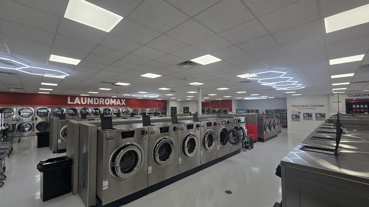 Laundromax facility with washing machines in Indianapolis