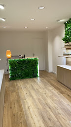 Photo n°2 de CBD Paris 10 - Le Chanvrier Francais - Canal St martin à Paris (Centre anti-douleur)