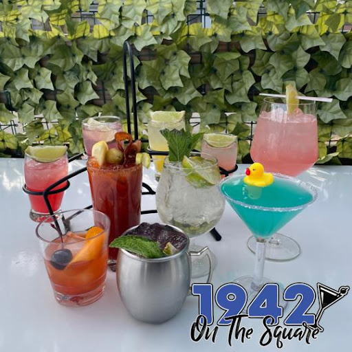 1942 On The Square - Thumbnail