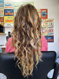 Photo n°12 de Style hair coiffeur mixte & barbier à Aubiac (Salon de coiffure)