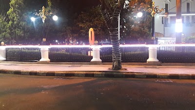 Photos of Kilometer Zero monument Surabaya