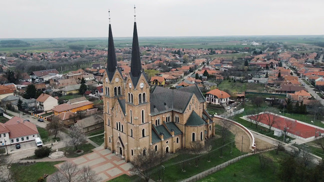 Értékelések erről a helyről: Törökszentmiklósi Szentháromság-templom, Törökszentmiklós - Templom