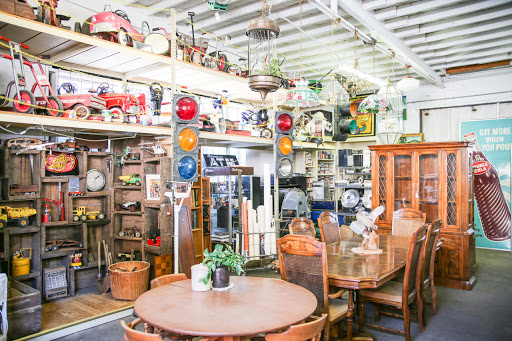 Suisun Valley Antiques & Collectibles / John's Hauling - Thumbnail