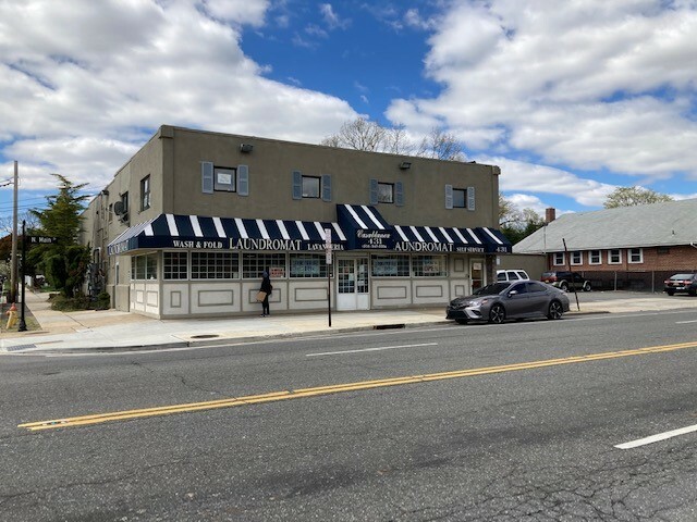 Casablanca Laundromat storefront and entrance in Freeport