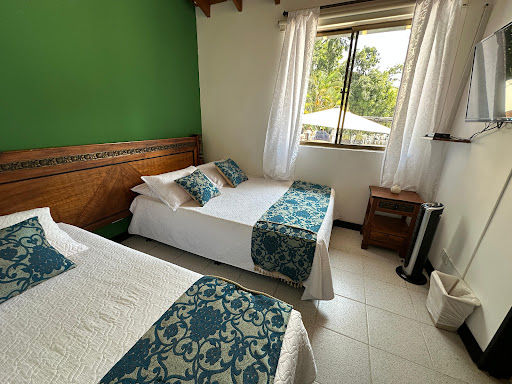 Hotel Los Lagos en Barbosa Antioquia - Alojamiento - Cabañas familiares - Eventos Empresariales - Día de sol