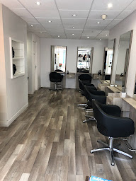 Photo n°1 de Eloni Jordan à Igny (Salon de coiffure)