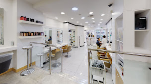 Photo n°49 de Dessange - Paris 15 Saint Charles - Beaugrenelle- Salon de coiffure - SPA - Coloriste à Paris (Magasin de produits de beauté)