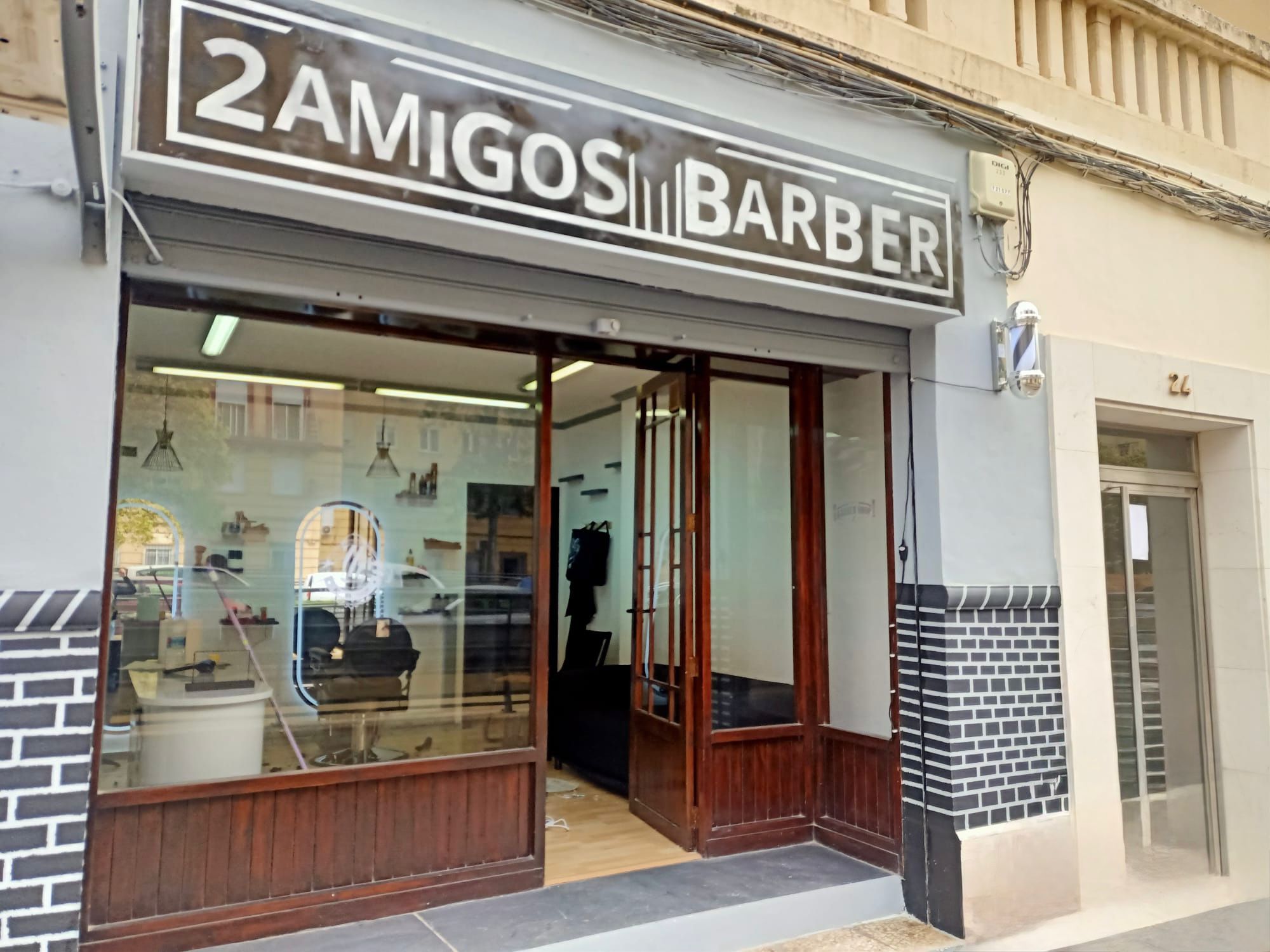 Cliente con corte realizado en 2 Amigos Barberia