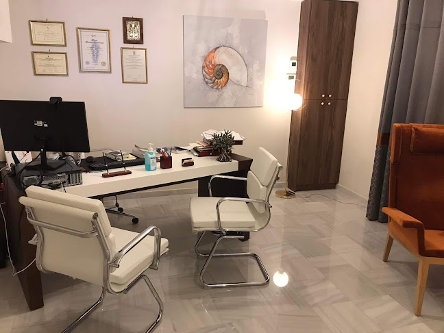 Ψυχίατρος, Πέγκυ Μπακαούκα - ψυχολόγος