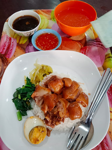 ร้านข้าวขาหมูพี่กุ๊กหัวถนน