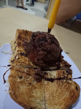 Roti Bakar Eddy, Author: Budi Ang