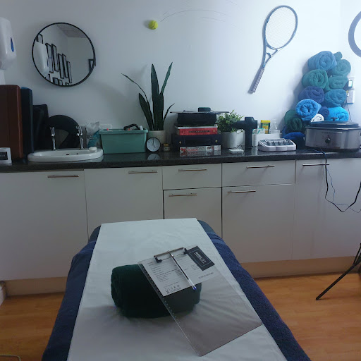 MOBILITY AND SPORTS MASSAGE 🔥 £10 OFF ON YOUR FIRST SESSION OF ANY MASSAGE OR BEAUTY TREATMENT. 😉