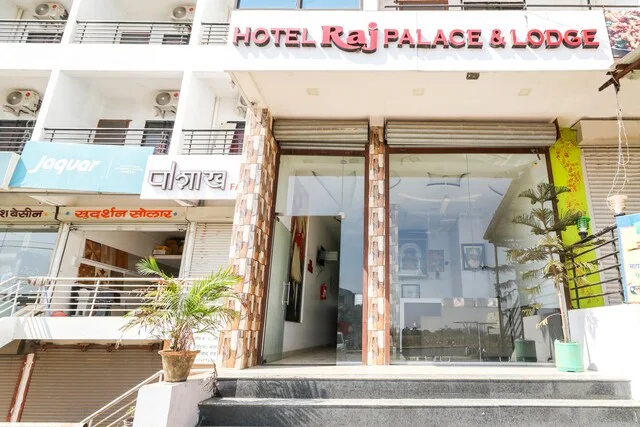 OYO 69594 Raj Palace & Lodge