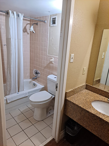 Luxury Inn & Suites East Houston - Thumbnail