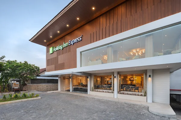 Lokasi strategis Holiday Inn Express Bali Sunset Road di pusat kota Kuta