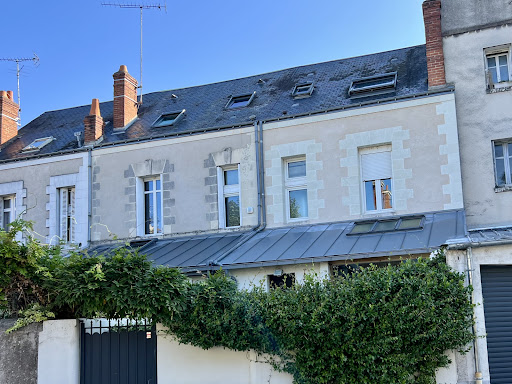 Regardez bien les photos de droite, dans cette maison...