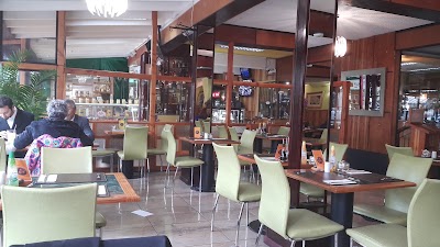 Photos of Queen's Sal&oacute;n De T&eacute;