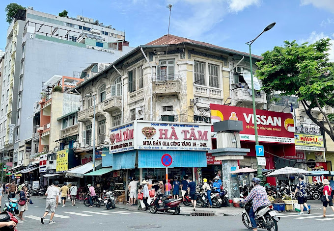 Tiệm Vàng Hà Tâm, 2 Nguyễn An Ninh, Quận 1