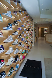 Photo n°19 de CHEMTOV à Saint-Tropez (Magasin de vêtements pour jeunes)