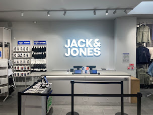 Photo n°2 de JACK & JONES à Pont-Sainte-Marie (Magasin de t-shirts)