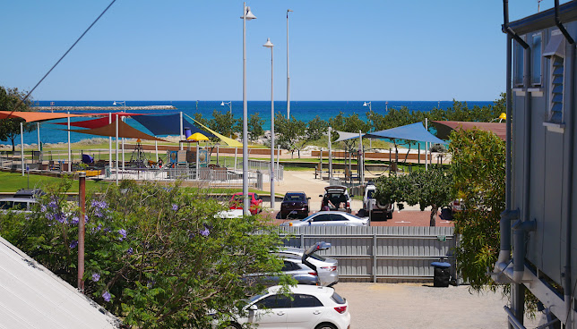 Geraldton Backpackers on the Foreshore by null