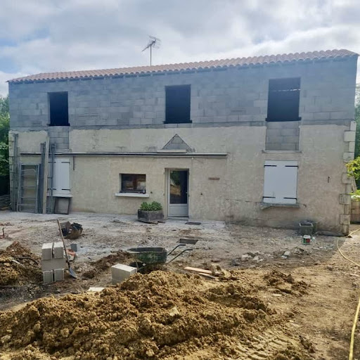 Si, si, il s’agit bien de la même maison à Saintes,...