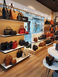 Photo n°19 de ETRIER à Cannes (Magasin de maroquinerie)