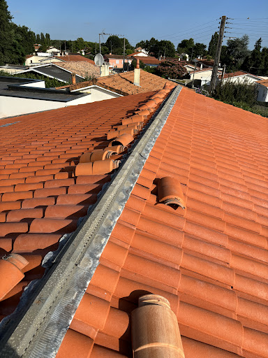 Photo de Artisan Douchet charpentier couvreur zingueur Installateur velux Gouttière alu à Saint-André-de-Cubzac (33240)